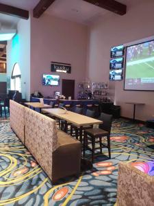 雅科Jaco Oceanfront Condo #1119 in a Luxury Resort的餐厅设有桌椅和投影屏幕