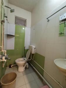 浦那Malwade Motel的一间带卫生间和水槽的浴室