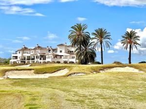 穆尔西亚La Casa Rosita, Hacienda Riquelme Golf Resort Sucina的棕榈树山顶上的房子