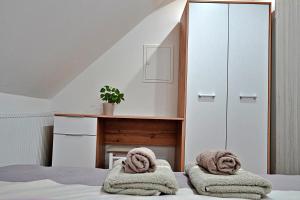 拉夫纳格拉Apartman Tilia的一间卧室配有带毛巾的床