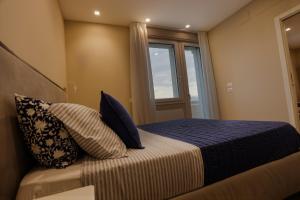 雷焦卡拉布里亚T&L-Home的一间卧室设有一张床和一个窗口