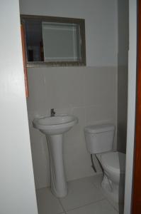 利马Ayenda Casa Aika Sucre的一间带水槽和卫生间的浴室