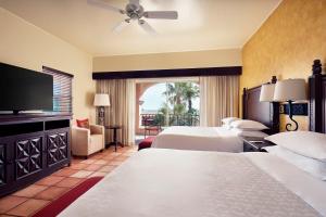 卡波圣卢卡斯Hacienda del Mar Los Cabos, Autograph Collection的酒店客房设有两张床和一台平面电视。