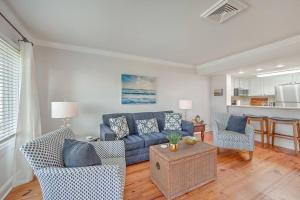 棕榈岛New Listing! Port O' Call E203-Luxury Ocean View!的客厅配有蓝色的沙发和两把椅子