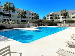 棕榈岛New Listing! Port O' Call E203-Luxury Ocean View!的公寓大楼内的大型游泳池