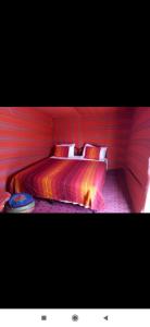 梅尔祖卡Erg Chebbi Starlight Camp的一间红色客房内的卧室