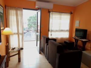 波萨达斯Costa Posadas的客厅配有沙发、椅子和电视