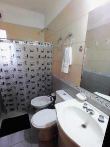 波萨达斯Costa Posadas的浴室配有卫生间、盥洗盆和淋浴。