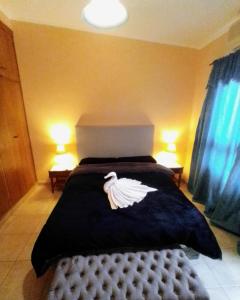 波萨达斯Costa Posadas的一间卧室配有一张带天鹅的床