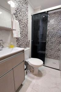 阿雷格里港Apartamento Top, 3 quartos, Wi-Fi 300 Mbps的浴室配有卫生间、盥洗盆和淋浴。