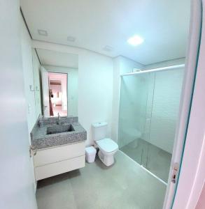 圣洛伦索Apartamento aconchegante no centro de São Lourenço的一间带水槽、卫生间和淋浴的浴室
