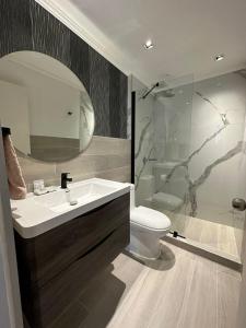 维纳德马布兰卡酒店的一间带水槽、卫生间和淋浴的浴室