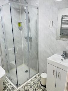 伦敦Riverside En suite Double Room E14的带淋浴、卫生间和盥洗盆的浴室