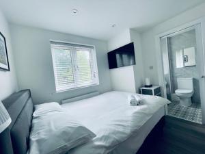 伦敦Riverside En suite Double Room E14的一间卧室设有一张大床和一个卫生间