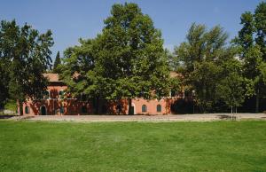 特尔尼毕左妮居住酒店的草地前方有树木的建筑