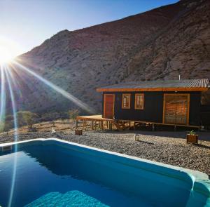 Monte GrandeRefugio Alma de Montaña, piscina privada的山前带游泳池的房子