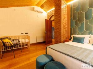 阿卡斯Villa Eliá的一间卧室配有一张床、一把椅子和一张婴儿床