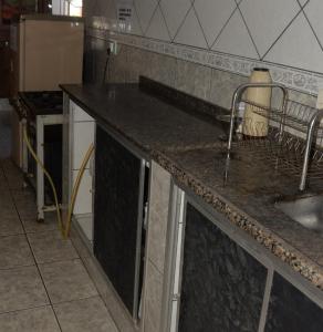 欧鲁普雷图Oro Hospedaria的厨房配有水槽和台面