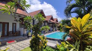珀尼达岛Miko Bali Bungalow的游泳池别墅的图象