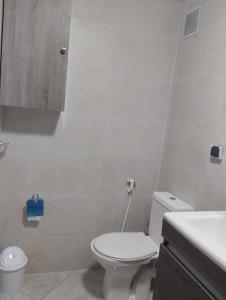 Ben YakhlefAppartement Cozy Louizia的白色的浴室设有卫生间和水槽。