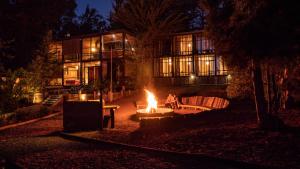 皮奇勒姆Surf Lodge Punta de Lobos的夜晚在房子前面的火坑