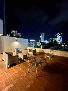 特古西加尔巴Great Apartment with Private Terrace near Centro Cívico的屋顶上带桌椅的天井
