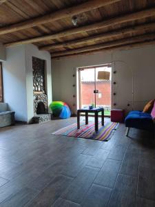 库斯科La casita del valle的客厅配有桌子和沙发