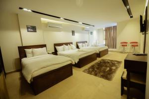 开罗King Khafren View INN的一间卧室配有两张床和两张红色椅子