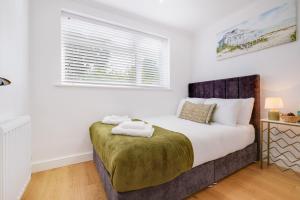 桑赫斯特Luxury 5 BDR 2 BA House with Parking in Sandhurst By 360Stays的一间卧室设有一张大床和一个窗户。