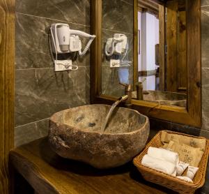 萨帕Maison de Lao Chai的一间带石制水槽和镜子的浴室