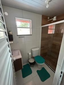 大伊瓜巴Casa iguaba com área de lazer的浴室配有卫生间、盥洗盆和淋浴。
