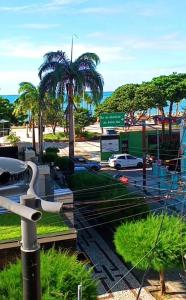 福塔莱萨Pousada Mar & Sol的享有棕榈树和汽车街道的景色