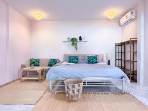 攀瓦海滩At The Beach Apartments的一间卧室配有一张带蓝色枕头的床