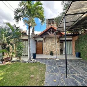 圣克鲁斯Guajira Hostel SCZ的前面有棕榈树的房子