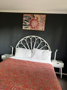 卡尔斯格伦岛公寓式酒店的一间卧室配有一张大床和红色的床罩