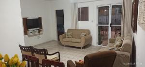 巴纳内拉斯Casa no Centro Bananeiras-PB的带沙发、椅子和电视的客厅