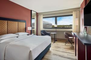 美因河畔法兰克福法兰克福机场喜来登酒店及会议中心的酒店客房设有一张大床和一张书桌。