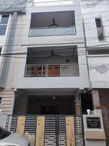 维沙卡帕特南Rahul guest house的前方设有阳台的白色建筑