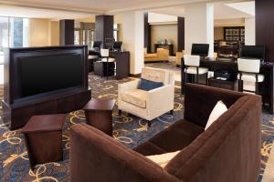 罗基希尔落基山哈特福德万豪酒店的酒店大堂设有沙发和平面电视。