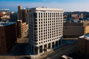 大急流城Residence Inn by Marriott Grand Rapids Downtown的城市中心高大的白色建筑