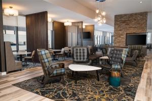 大急流城Residence Inn by Marriott Grand Rapids Downtown的酒店大堂设有桌椅和电视。