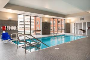 大急流城Residence Inn by Marriott Grand Rapids Downtown的游泳池,位于带游泳池的建筑内