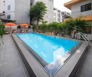 胡志明市Terracotta Villa Saigon的一座建筑物中央的游泳池