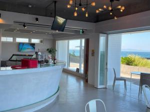 南知多Support Inn Minami-Chita Annex Hamachaya的厨房设有海景酒吧