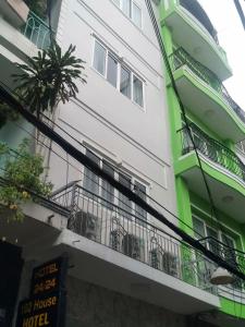胡志明市102 House的带阳台的绿色白色建筑