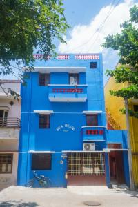 蓬蒂切里Villa Sea Blue - Homestay in Pondicherry的蓝色的建筑,前面设有阳台