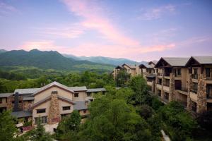 安吉县安吉JW万豪酒店的一组背景为山脉的建筑