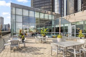 底特律底特律文艺复兴中心万豪酒店的大楼前带桌椅的天井
