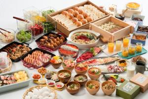 东京Vessel Inn Takadanobaba Ekimae的一张桌子上面有很多不同类型的食物