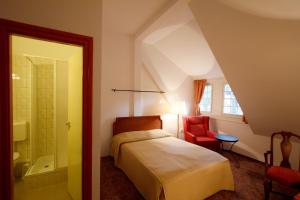 巴拉顿博格拉尔巴拉同柏格拉塔特别墅酒店的一间卧室配有一张床,浴室设有淋浴。